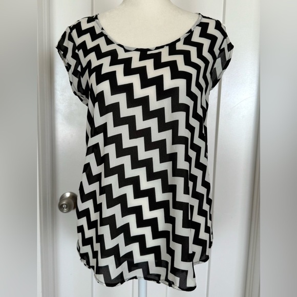 Francesca's Collections Tops - Francesca’s Chevron Print High-Low Blouse – Black & White – Small